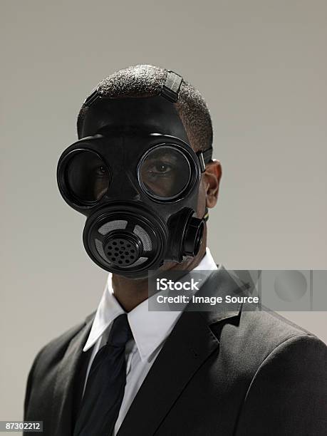 Man Wearing Gas Mask ภาพสต็อก - ดาวน์โหลดรูปภาพตอนนี้ - สูท - เสื้อผ้า, หน้ากากป้องกันแก๊ส, การถ่ายภาพ - ภาพ