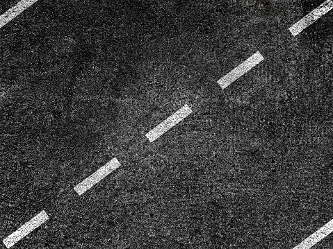 Carretera asfaltada con la división de línea blanca photo