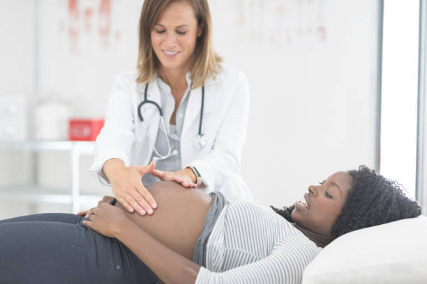 kobieta w ciąży na kontroli z jej kobieta lekarz - gynecologist obgyn women obstetrician zdjęcia i obrazy z banku zdjęć