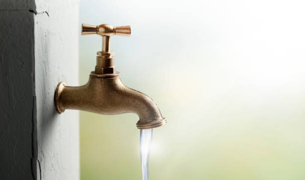 поток воды - sustainable resources water conservation water faucet стоковые фото и изображения