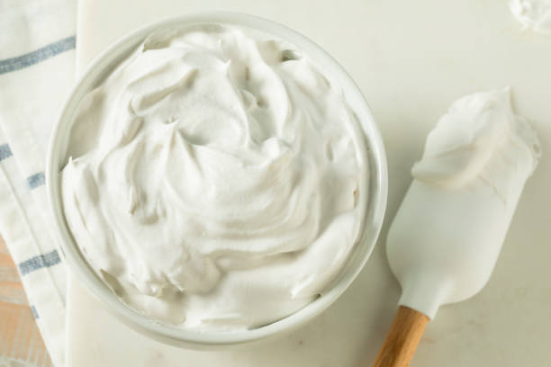 sweet homemade vanilla whipped cream - molho de sobremesa imagens e fotografias de stock