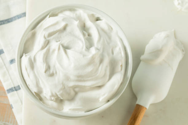 сладкий домашний ванильный взбитый крем - whipped cream стоковые фото и изображения