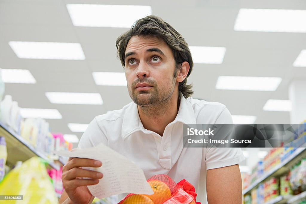 Homem no supermercado - Foto de stock de Homens royalty-free