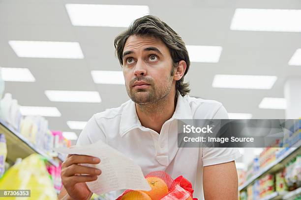 Foto de Homem No Supermercado e mais fotos de stock de Homens - Homens, Lista de Compras, Segurar