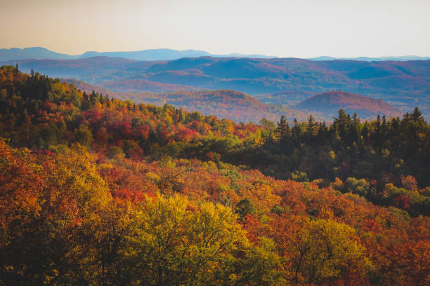 モン ・ トランブラン秋の紅葉 - laurentian moutains ストックフォトと画像