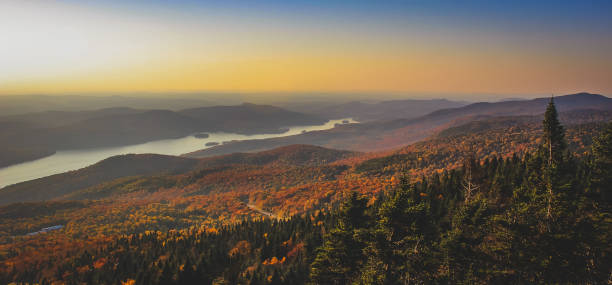 see bei sonnenuntergang tremblant - laurentian moutains stock-fotos und bilder