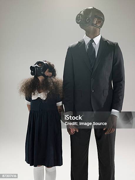 Vater Und Tochter In Gasmasken Stockfoto und mehr Bilder von Afro-amerikanischer Herkunft - Afro-amerikanischer Herkunft, Alleinerzieher, Angst