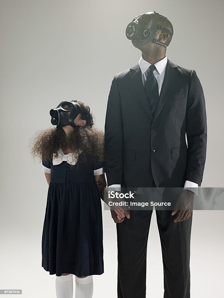 Ojciec i córka w maski gazowe - Zbiór zdjęć royalty-free (30-39 lat)