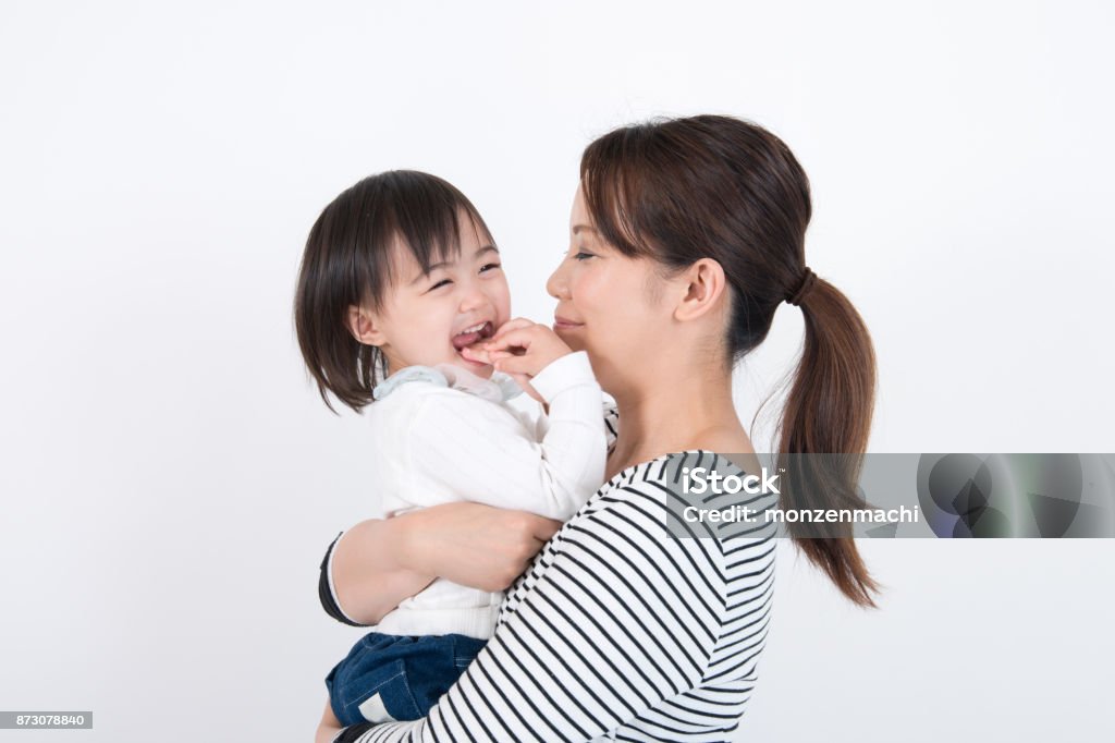 Mutter umarmt ihre Tochter - Lizenzfrei Mutter Stock-Foto