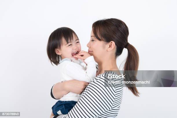 Mutter Umarmt Ihre Tochter Stockfoto und mehr Bilder von Mutter - Mutter, Kind, Asiatischer und Indischer Abstammung
