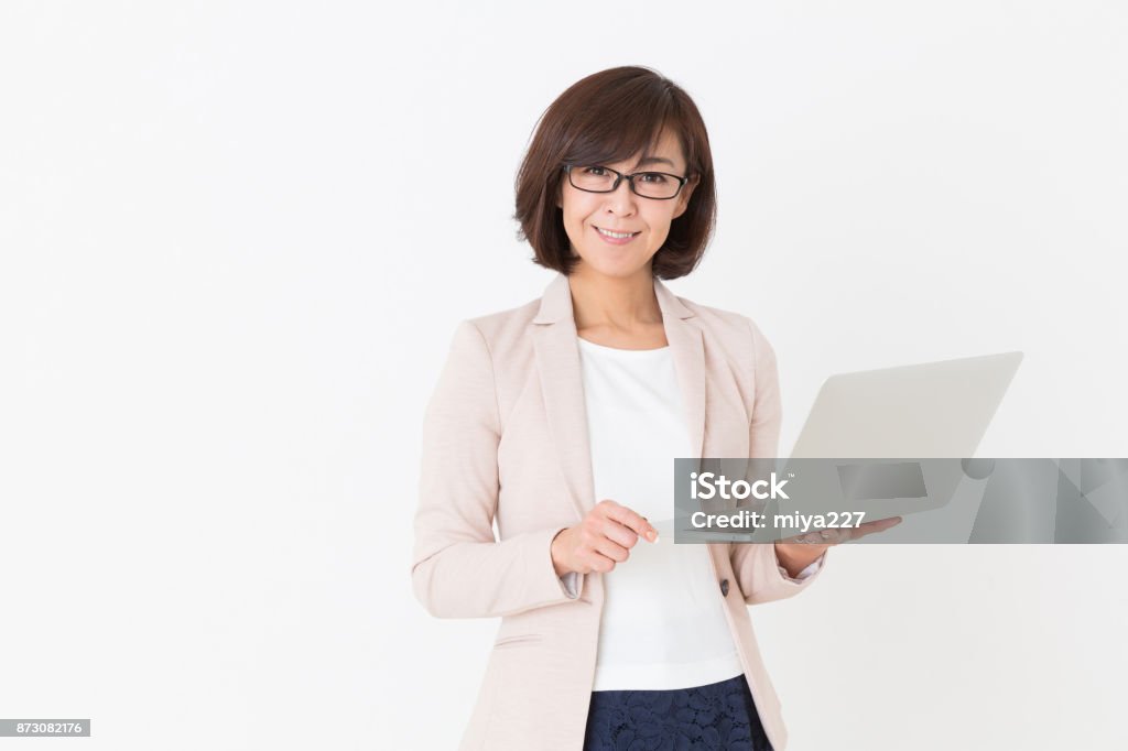 mujer que utiliza el ordenador portátil, - Foto de stock de Fondo blanco libre de derechos