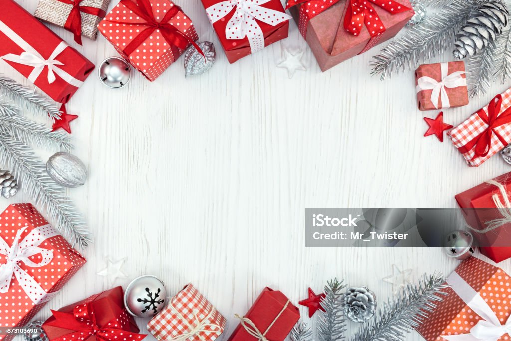 scatole regalo di Natale, decorazioni e rami di abete d'argento su tavolo in legno bianco - Foto stock royalty-free di Regalo di Natale