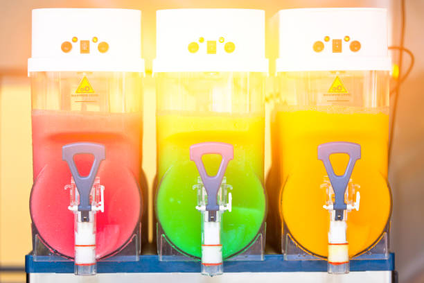 измельченные дозаторы для напитков со льдом - vending machine machine soda selling стоковые фото и изображения