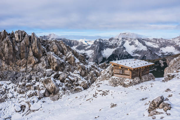 una choza de la montaña en los alpes de austria en temporada de invierno en la nieve. hafelekarspitze - seegrube en montañas de karwendel, innsbruck, austria, europa - austria village chalet ski resort fotografías e imágenes de stock