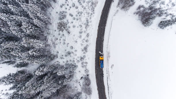 maintance drogowego w zimie - plowed road zdjęcia i obrazy z banku zdjęć