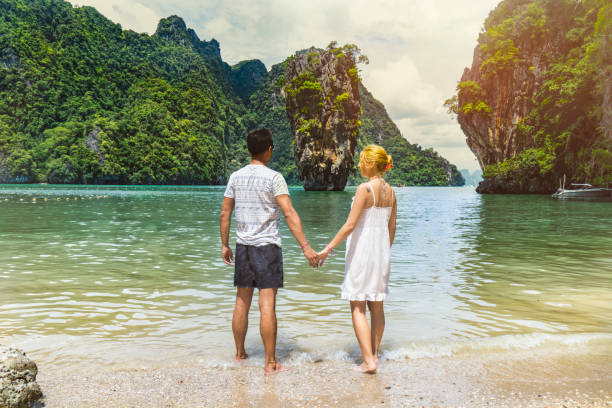 ko tapu rock en isla de james bond, tailandia - phuket province beach blue cliff fotografías e imágenes de stock