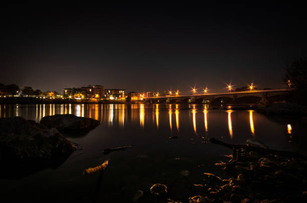 visão noturna da ponte de lodi - river adda - fotografias e filmes do acervo