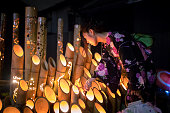竹キャンドル ライトに近づいて浴衣の若い女性