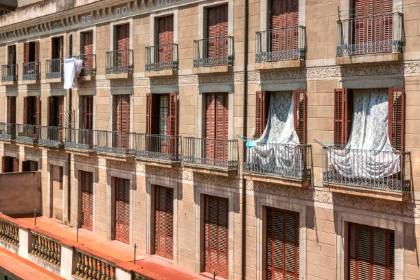바르셀로나, 스페인에서 세탁 하루 - curtain balcony bed sheet 뉴스 사진 이미지