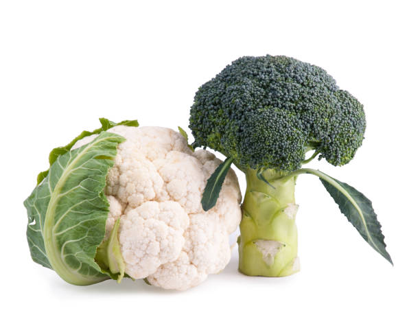 新鮮なブロッコリーとカリフラワーの白で隔離 - cauliflower vegetable white isolated ストックフォトと画像