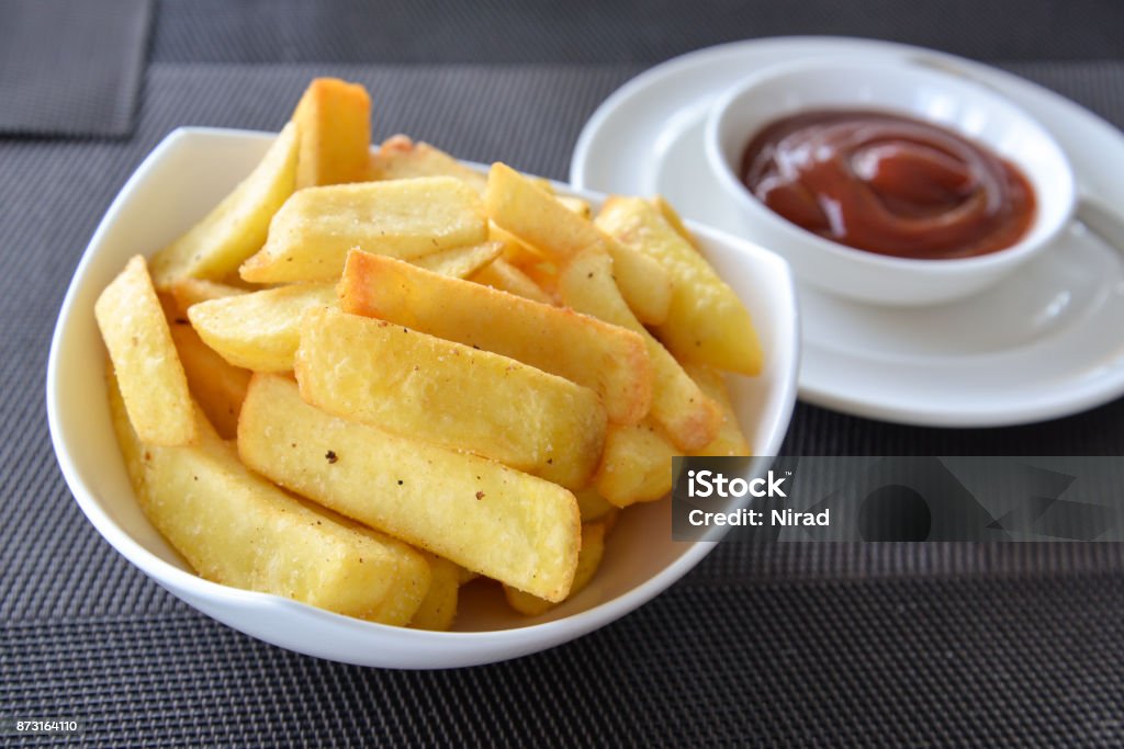 Français frites dans un bol sur une table - Photo de Pommes frites libre de droits