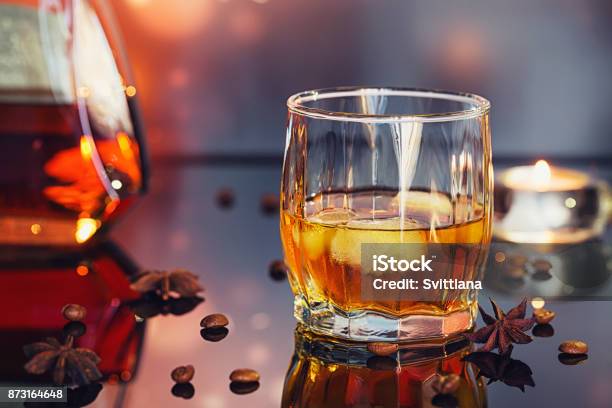 Photo libre de droit de Cognac Ou Liqueur Café En Grains Et Épices Sur Une Table En Verre banque d'images et plus d'images libres de droit de Noël