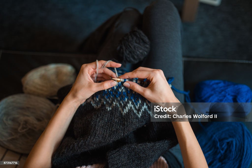 Donna maglia un maglione islandese - Foto stock royalty-free di Lavorare a maglia