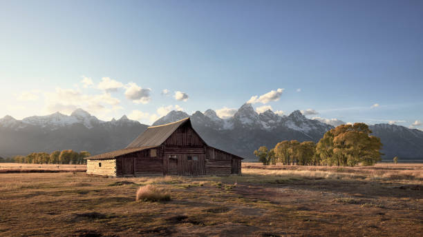 テトン納屋 - western usa mountain peak landscape farm ストックフォトと画像