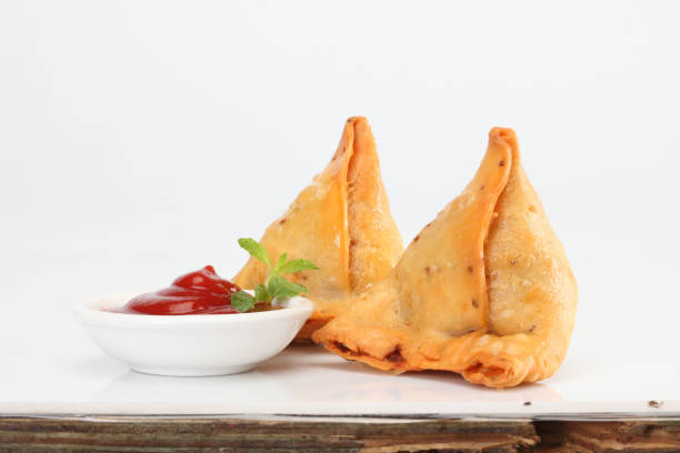 Samosa tasty crispy samosa with sauce on the table taba stock pictures, royalty-free photos & images