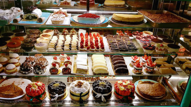 cake display - sweet food imagens e fotografias de stock