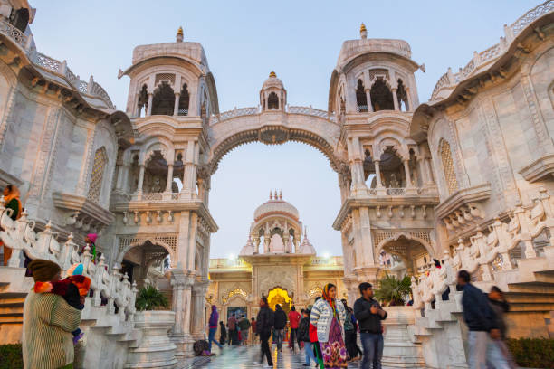 sri krishna-balaram mandir-tempel. vrindavan, indien - international society for krishna consciousness stock-fotos und bilder