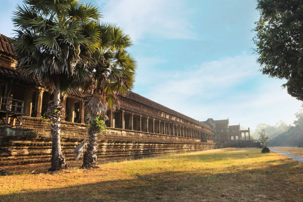 vista laterale del tempio di angkor wat in cambogia - siem reap province foto e immagini stock