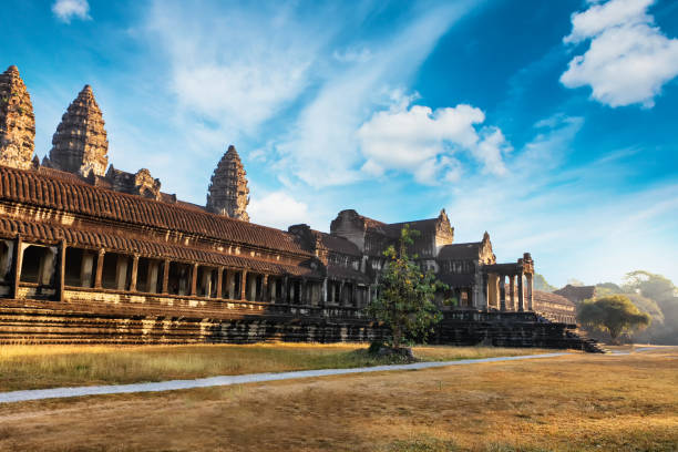 vista laterale del tempio di angkor wat in cambogia - siem reap province foto e immagini stock