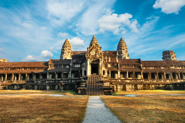 vista frontale del tempio di angkor wat in cambogia - siem reap province foto e immagini stock