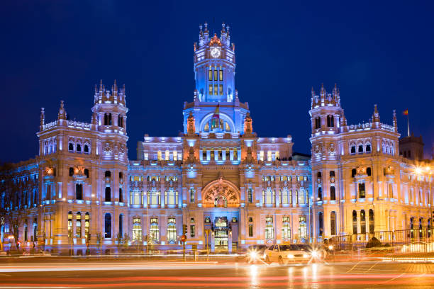 palazzo delle comunicazioni a madrid - madrid spain plaza de la cibeles night foto e immagini stock