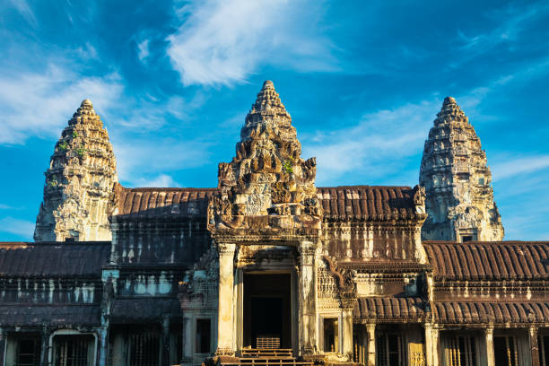 vista frontale del tempio di angkor wat in cambogia - siem reap province foto e immagini stock