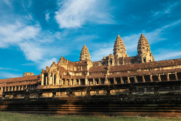 vista laterale del tempio di angkor wat in cambogia - siem reap province foto e immagini stock