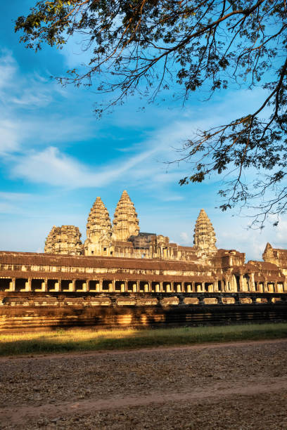 vista laterale del tempio di angkor wat in cambogia - siem reap province foto e immagini stock