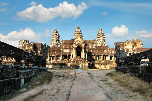 vista frontale del tempio di angkor wat in cambogia - siem reap province foto e immagini stock