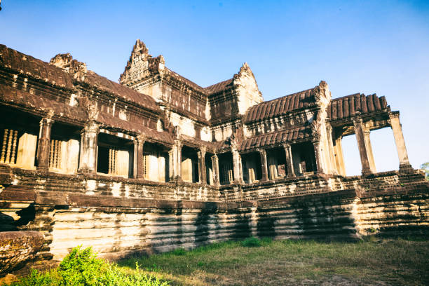 vista frontale del tempio di angkor wat in cambogia - siem reap province foto e immagini stock