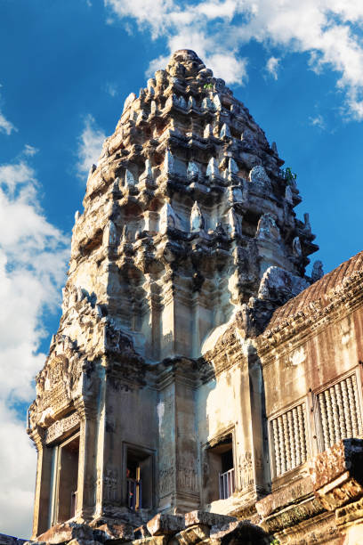 vista frontale del tempio di angkor wat in cambogia - siem reap province foto e immagini stock