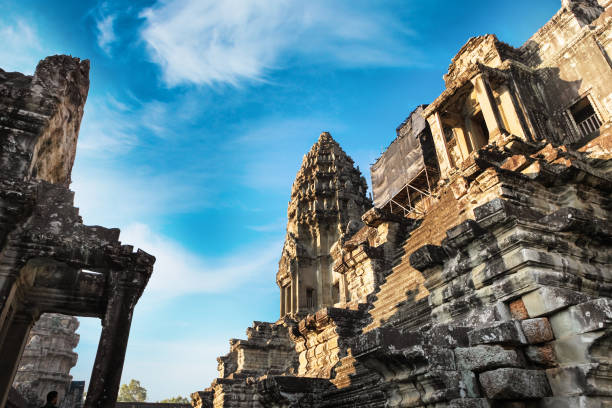 vista frontale del tempio di angkor wat in cambogia - siem reap province foto e immagini stock