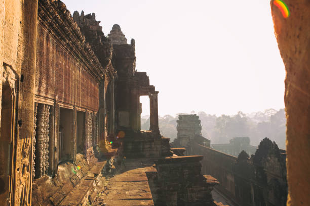 vista al secondo piano del tempio di angkor wat in cambogia - siem reap province foto e immagini stock