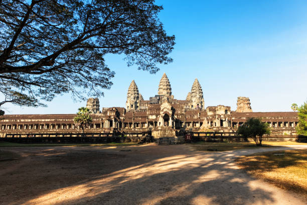 vista frontale del tempio di angkor wat in cambogia - siem reap province foto e immagini stock