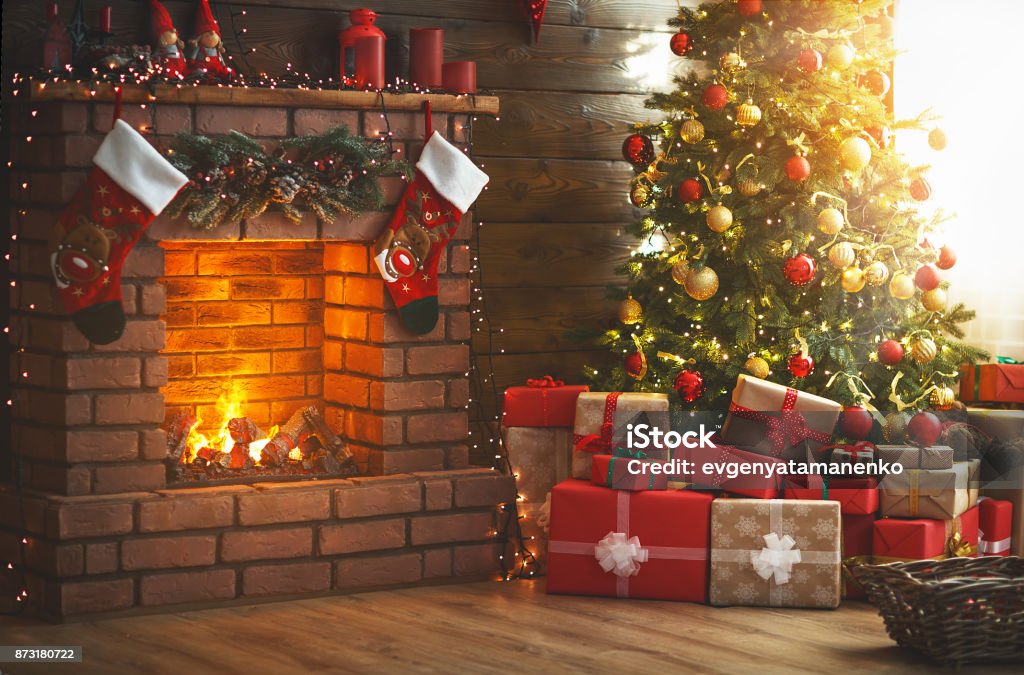 Navidad interior. magia brillante árbol, chimenea, regalos - Foto de stock de Navidad libre de derechos