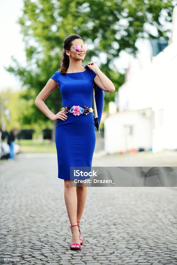 Empresaria En Vestido Azul Elegante Con Un Maquillaje Completo Foto de  stock y más banco de imágenes de 20 a 29 años - iStock