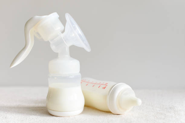 breast pump and bottle with milk for baby - mobile work imagens e fotografias de stock
