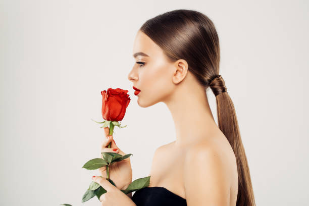 красивая девушка с красной розой - floral модель стоковые фото и изображения