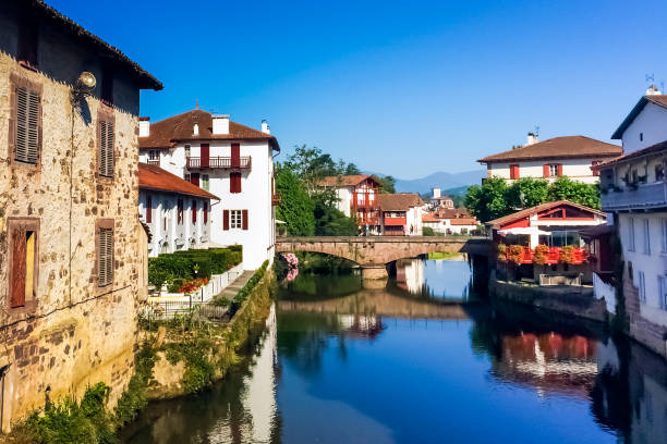 puente sobre el río nive en saint-jean-pied-de-port - jeanne fotografías e imágenes de stock