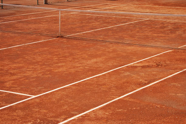 cancha de tenis de arcilla - tennis in a row team ball fotografías e imágenes de stock